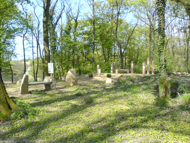 Symbolischer Marientempel im Waldpark Marienhöhe April 2007