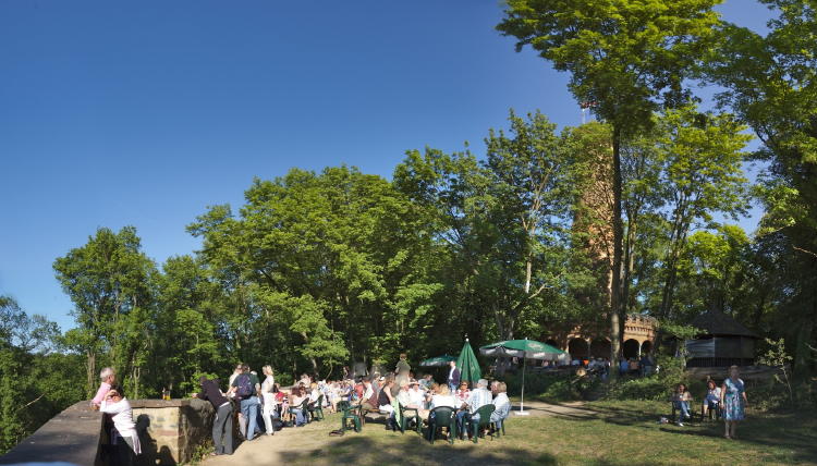 Aussichterrasse mit tischen und Stühlen -Vision bald Wirklichkeit?